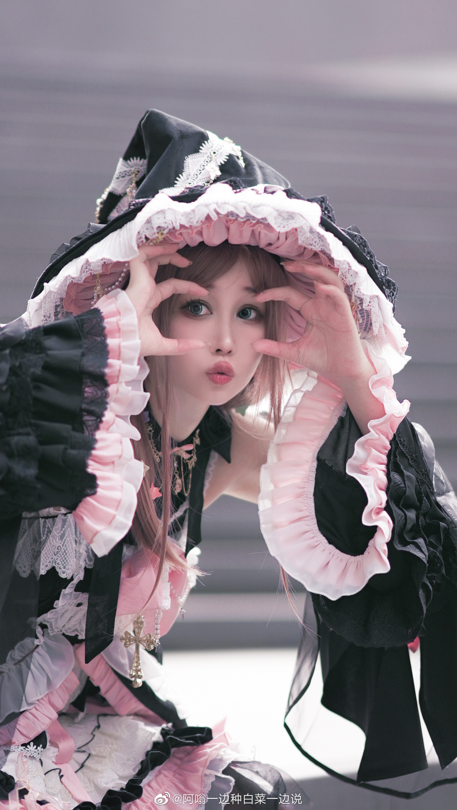 刚来到城市的 小小的 见习魔女.